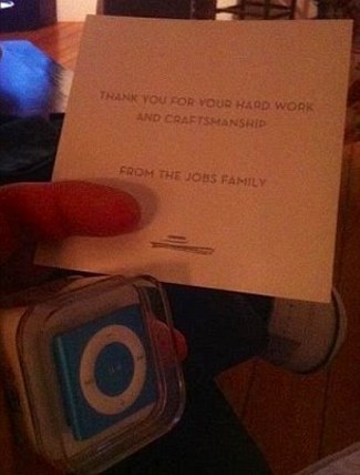 Keluarga Jobs memberikan Hadiah pemutar musik iPod Shuffle untuk semua pekerja yang terlibat dalam pemembautan kapal ini