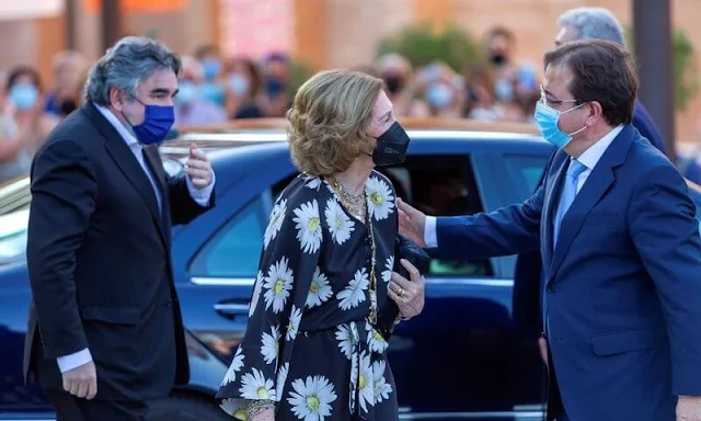 The concert kicked off the 67th edition of the Festival de Teatro Clasico de Merida. Queen sofia wore a daisy floral print wrap dress