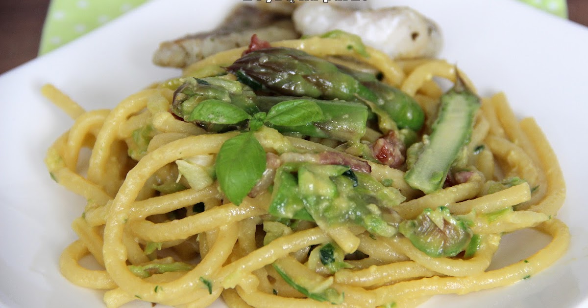 Spaghetti carbonara ze szparagami podane z rybą