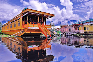 Dal Lake tourist destination in jammu 