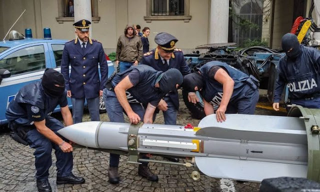 Polícia Italiana apreende míssil e armas em operação contra grupos neonazistas
