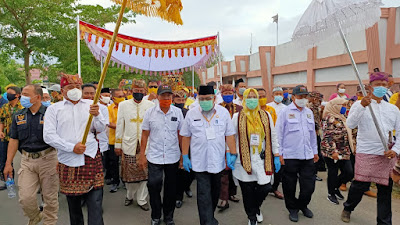 Ribuan Elemen Masyarakat, Kawal Pasangan Tony - Antoni Daftar Ke KPU Lampung Selatan