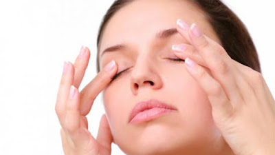 Rửa mí mắt điều trị khô mắt