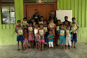 Tingkatkan Kualitas Pendidikan, TNI Bagikan Buku Tulis di Perbatasan 