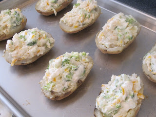 Broccoli and Cheese Twice Baked Potatoes are packed full of flavor with sour cream, ranch dressing, garlic powder and broccoli. Life-in-the-Lofthouse.com
