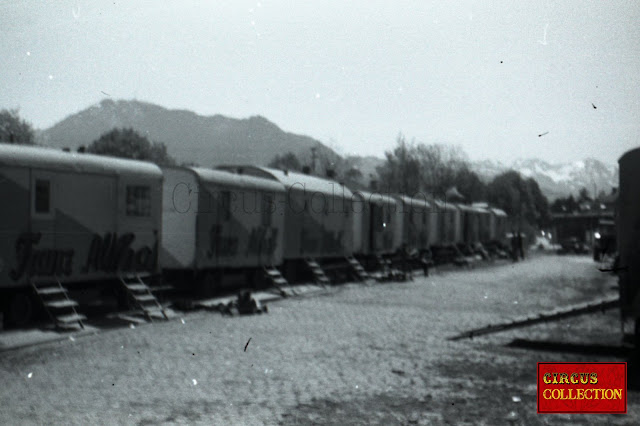 Roulottes couchettes du personnel du Cirque Franz Althoff 1967 sur des wagons de chemin de fer 