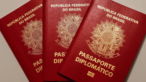 Senadores e suplentes de RO emitem passaporte diplomático para filhos e esposas
