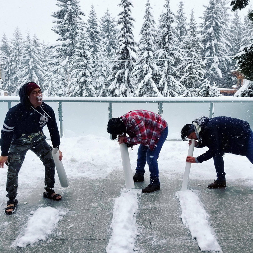 Lustige Männer - Schnee durch Nase ziehen