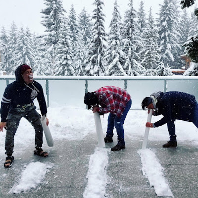 Lustige Männer - Schnee durch Nase ziehen Lustige Männer - Schnee durch Nase ziehen