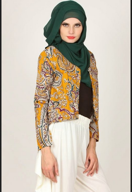 Blazer batik motif abstrak dengan paduan bawahan putih Blazer batik motif abstrak dengan paduan bawahan putih