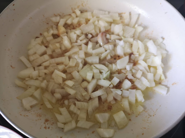 Se rehoga la cebolla