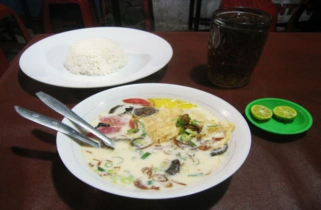Soto Betawi juga tak kalah populer dari Kerak Telor, pastikan kamu mencobanya saat mengunjungi Jakarta Soto Betawi juga tak kalah populer dari Kerak Telor, pastikan kamu mencobanya saat mengunjungi Jakarta