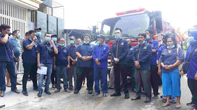 Waket Fraksi Nasdem DPRD Medan Antonius D Tumanggor Semprotkan Disinfektan di Wilayah Sei Agul