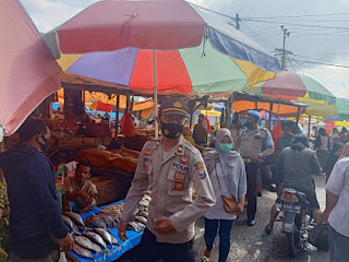 Polsek Alla Sampaikan Himbauan Prokes Saat Ops Yustisi di Pasar