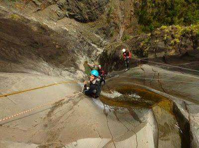 Personne pratiquant du canyoning avec materiel à la Réunion.