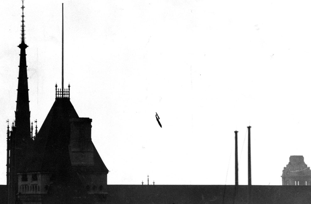 A+V-1+flying+bomb+buzzbomb+plunging+toward+central+London,+1945.jpg