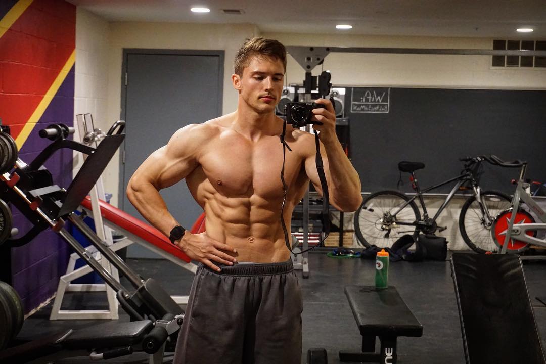 hot-straight-gym-guy-baited-body-selfie-hunk-strong-shirtless-sexy-bro