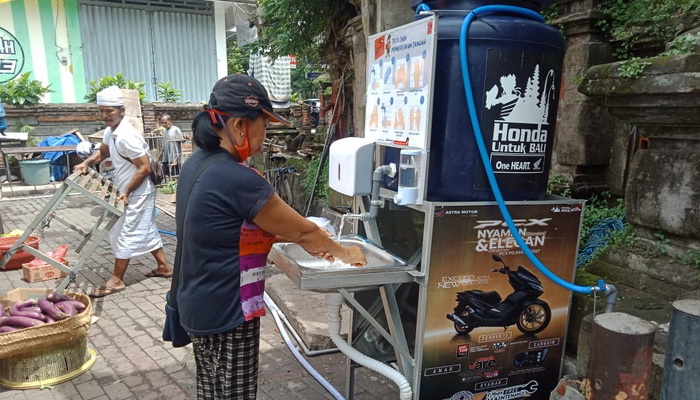 Astra Motor Bali Siapkan Wastafel Portabel di Pasar Umum Gianyar
