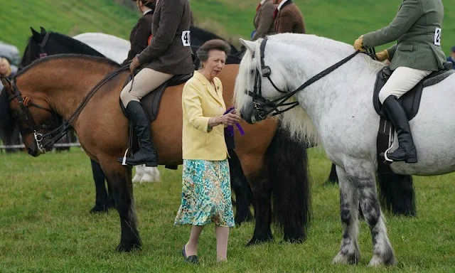 Princess Anne wore a yellow blazer and floral print skirt. Countess of Wessex wore a white pleated skirt