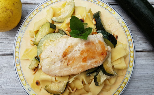 Rezept: Hähnchenschnitzel in milder Zucchini-Zitronensauce. Mit diesen Zutaten und dem Basilikum erhält das leckere Familien-Gericht eine italienische Note.