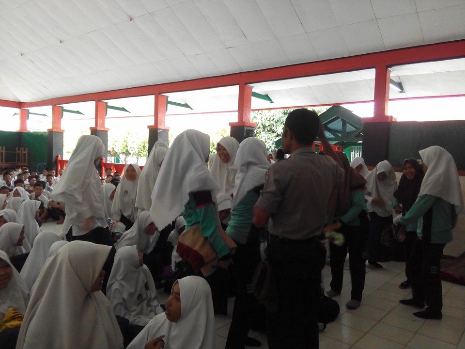 Penyampaian materi sosialisasi pembinaan siswa/i Kegiatan pembinaan siswa kelas IX MTsN 1 Kota Bengkulu