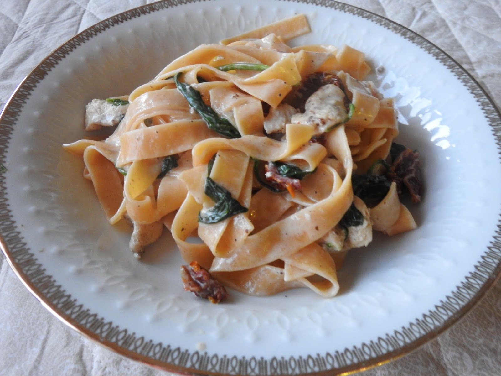 Gotuj z Mariolą Makaron pappardelle z kurczakiem, szpinakiem i