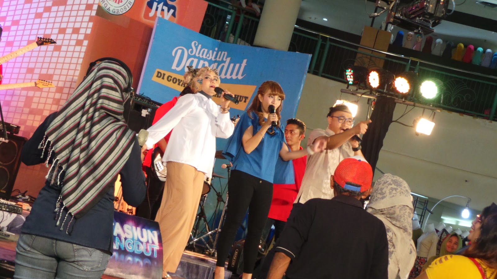 Nanda Desita Mc Nanda Desita Dalam Acara Stasiun Dangdut Jtv 4 Desember 2017 Jembatan Merah Plasa Surabaya