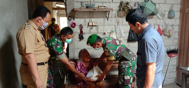 Koramil Karangmalang Bagikan Sembako dan Masker untuk Warga kurang Mampu