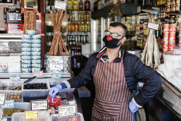 Παπαθανάσης για μάσκα: Στο τραπέζι η υποχρεωτική χρήση ακόμα και σε φούρνους και κρεοπωλεία (Video)