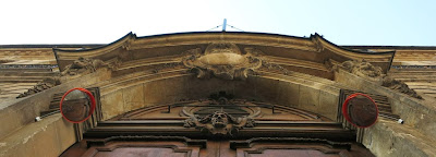 Vue de dessous du balcon du 31 rue des Francs-Bourgeois à Paris