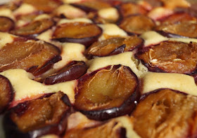 Schwedischer Pflaumenkuchen vom Blech: So einfach und lecker! Wenn das Blech aus dem Ofen kommt, einfach die Pflaumen oder Zwetschgen mit Zimt oder Vanillezucker bestreuen!