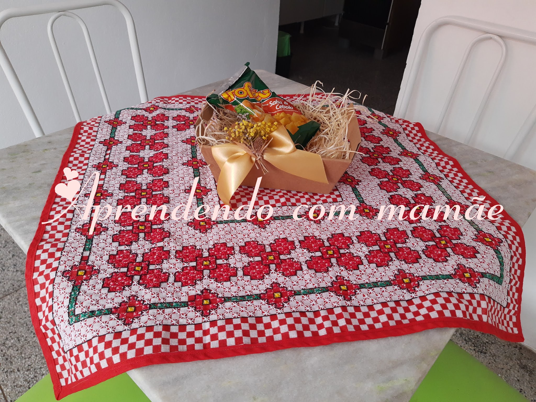 Toalha de Mesa com Flores bordada em Ponto Xadrez e bico de crochê. Para  outras cores e tama…