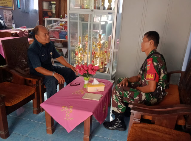 Babinsa Bandung Jalin Komunikasi Sosial Bersama Kepsek SDN I