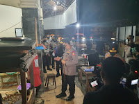Malam-malam, Kapolri Blusukan di Solo Bagi-bagi Sembako ke Warga dan Pedagang Angkringan 