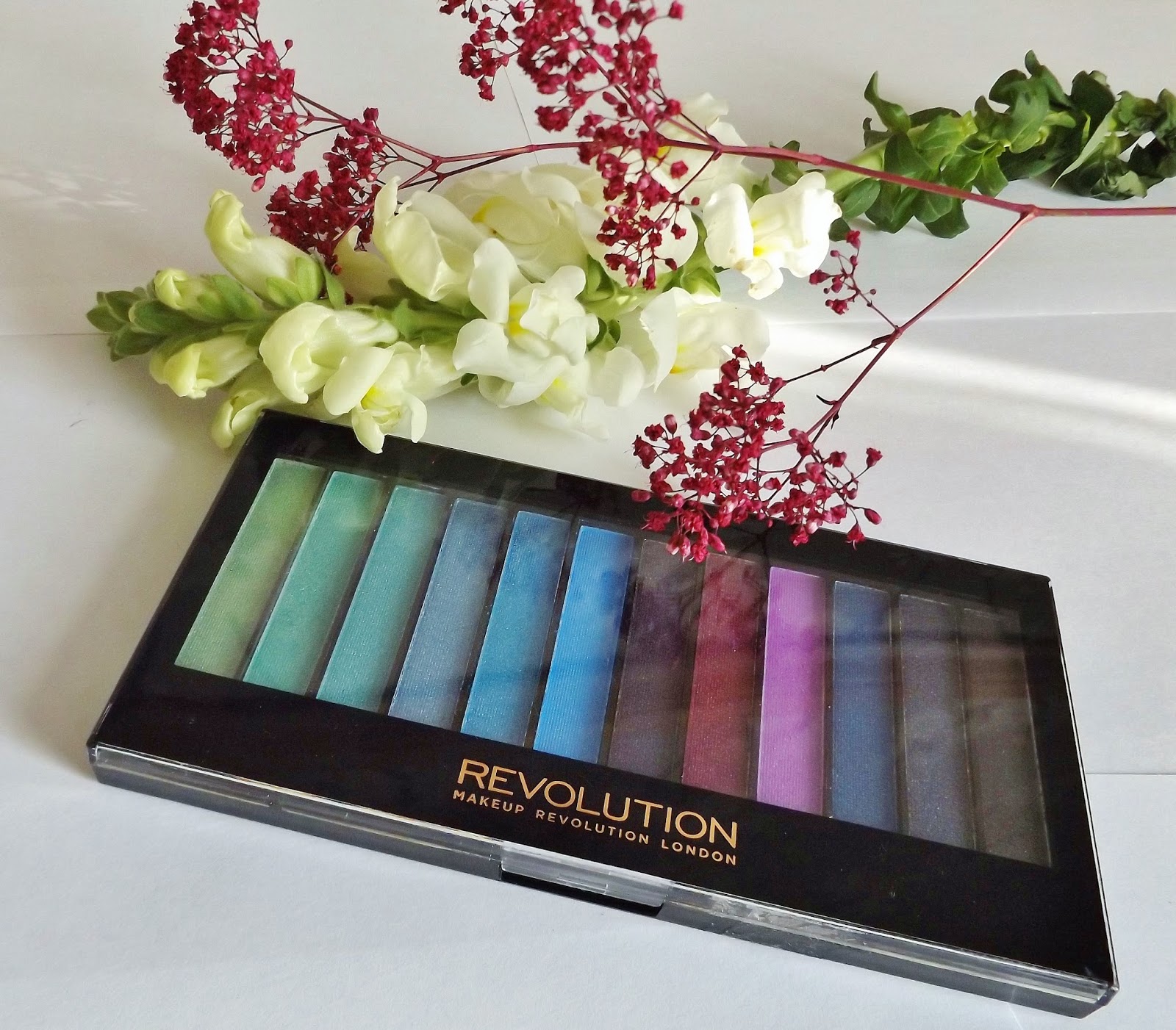 палетка теней революшен космос. Make revolution палетки. Revolution reloaded visionary palette. тени revolution makeup revolution london carmi make magic. Makeup revolution mermaids vs unicorns.