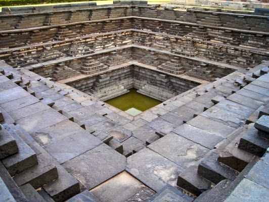 7. हम्पी बावड़ी (Hampi Stepwell)