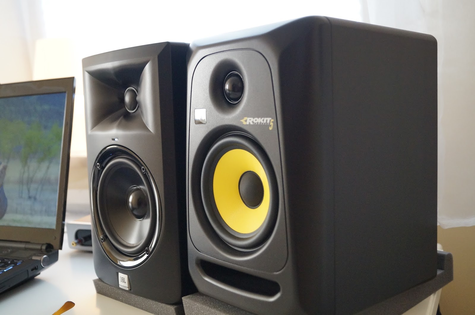 jbl-lsr305-vs-krk-rokit-5-rp5-g3-comparison-part-2-jbl-lsr305-review