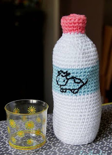 PATRON GRATIS BOTELLAS DE LECHE CON GALLETAS AMIGURUMI 386