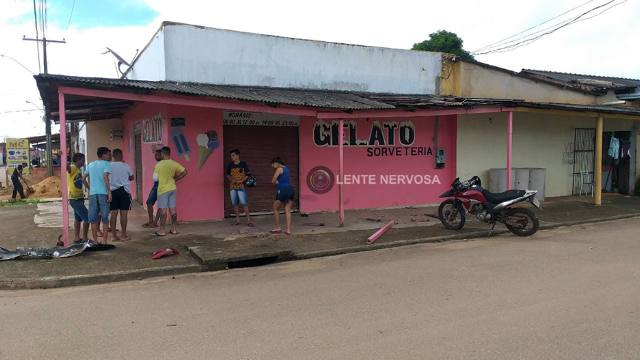 Motociclista fica inconsciente e tem pé dilacerado em gravíssimo acidente no Bairro Cidade Nova - VÍDEO