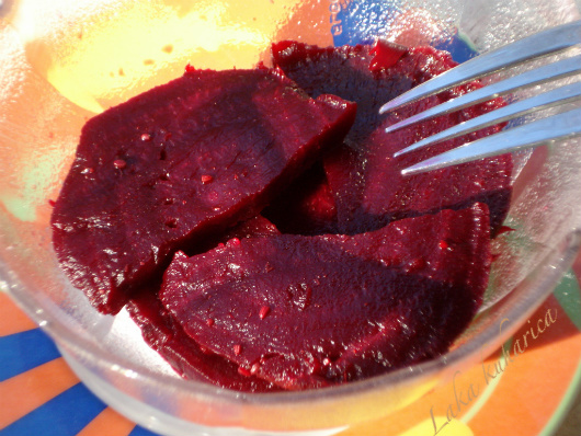 Quickly pickled beetroot by Laka kuharica: healthy, quick and aromatic salad.