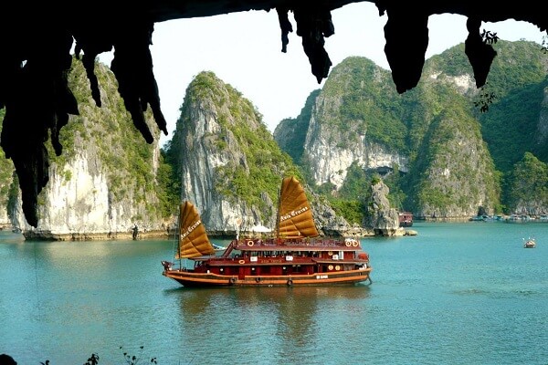 tour ha long gia re