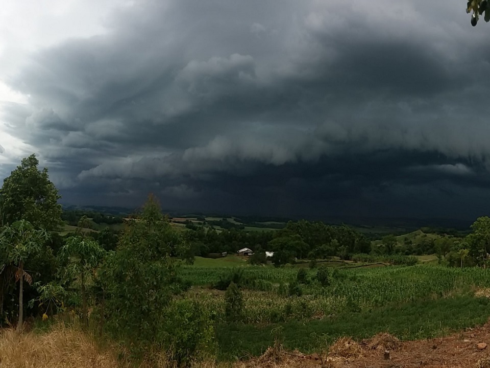 Chove forte em Malhada de Pedras e região circunvizinha nesta manhã de domingo (26) Chove forte em Malhada de Pedras e região circunvizinha nesta manhã de domingo (26)