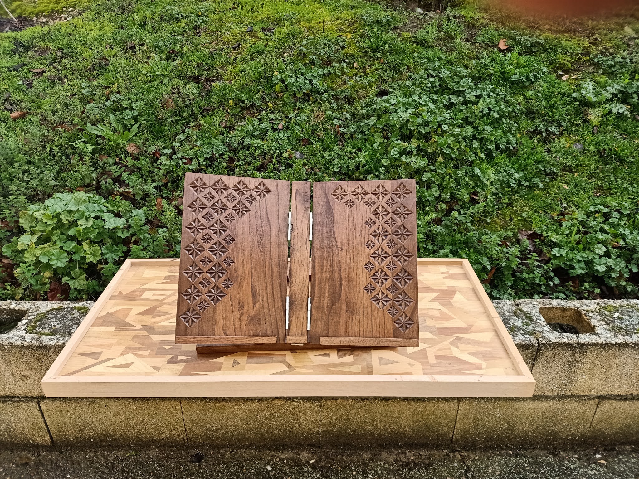 Atriles de madera: dos diseños, sencillo y decorado con talla