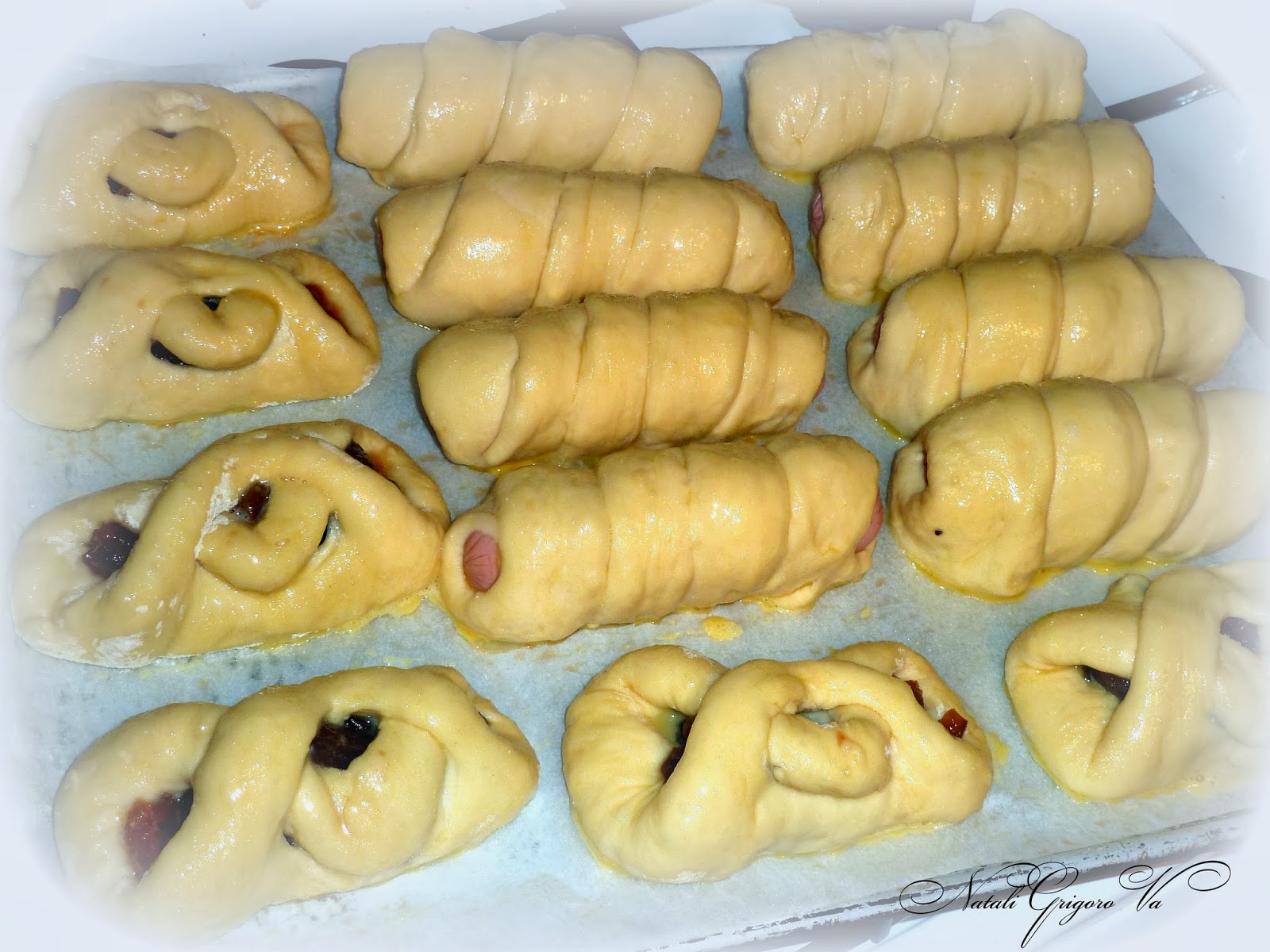 Булочки с сосиской в духовке