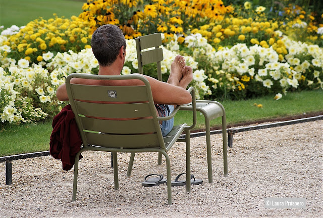 Tomando sol no Luxembourg, Paris © Laura Próspero