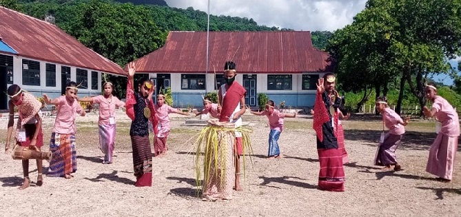Upaya Melestarikan Seni Budaya Kabupaten MBD Melalui Tarian Seka di SD