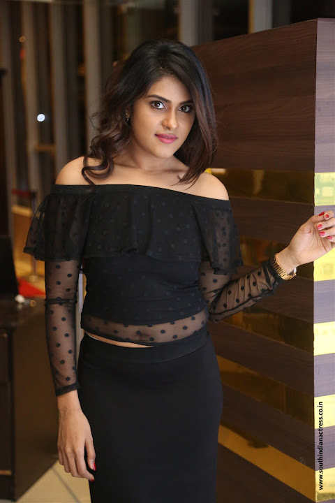 Naira Shah at E Ee Premiere Show