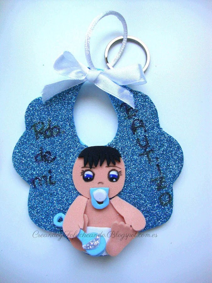 Llavero de niño en goma eva con forma de babero