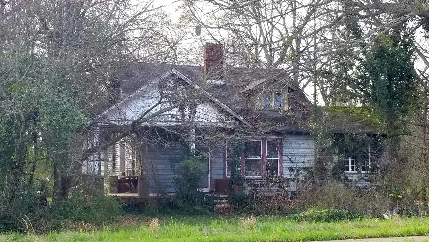 Abandoned Home on Atlanta Road in Smyrna