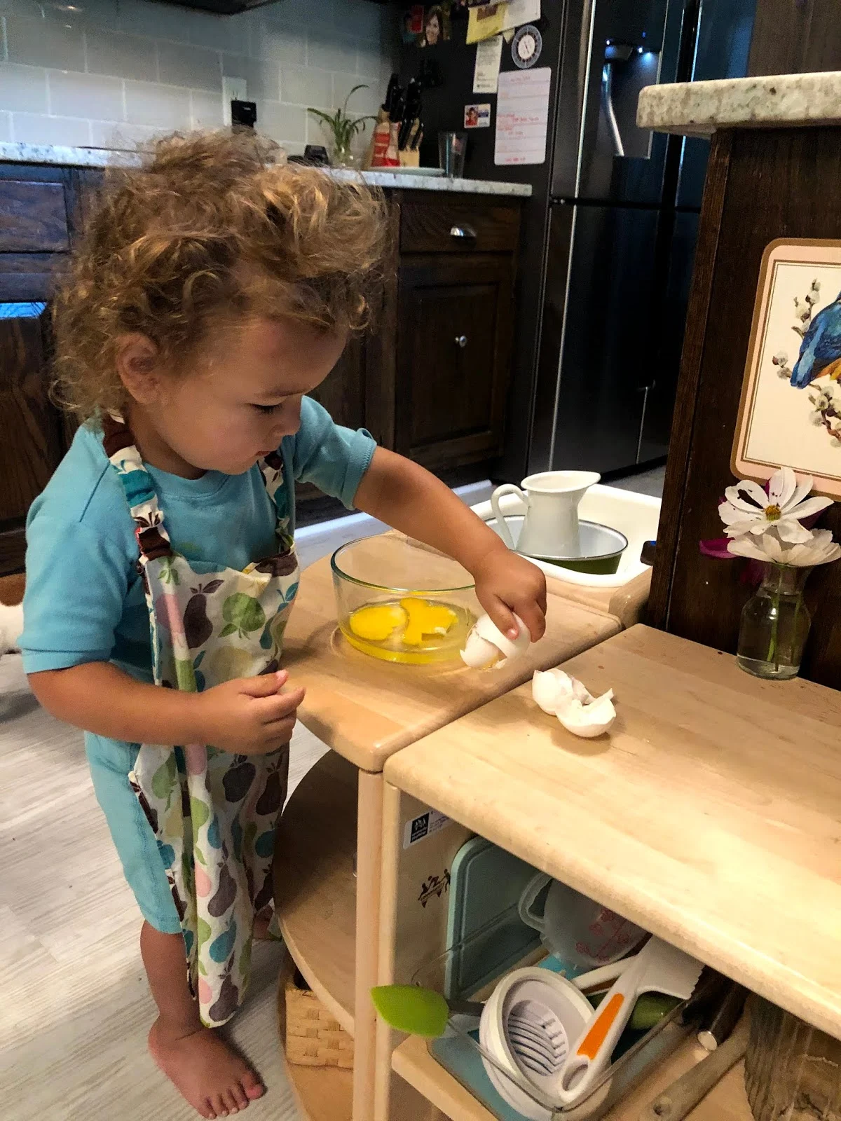 A look at Montessori aprons, why we use them in our home and what to keep in mind when buying them